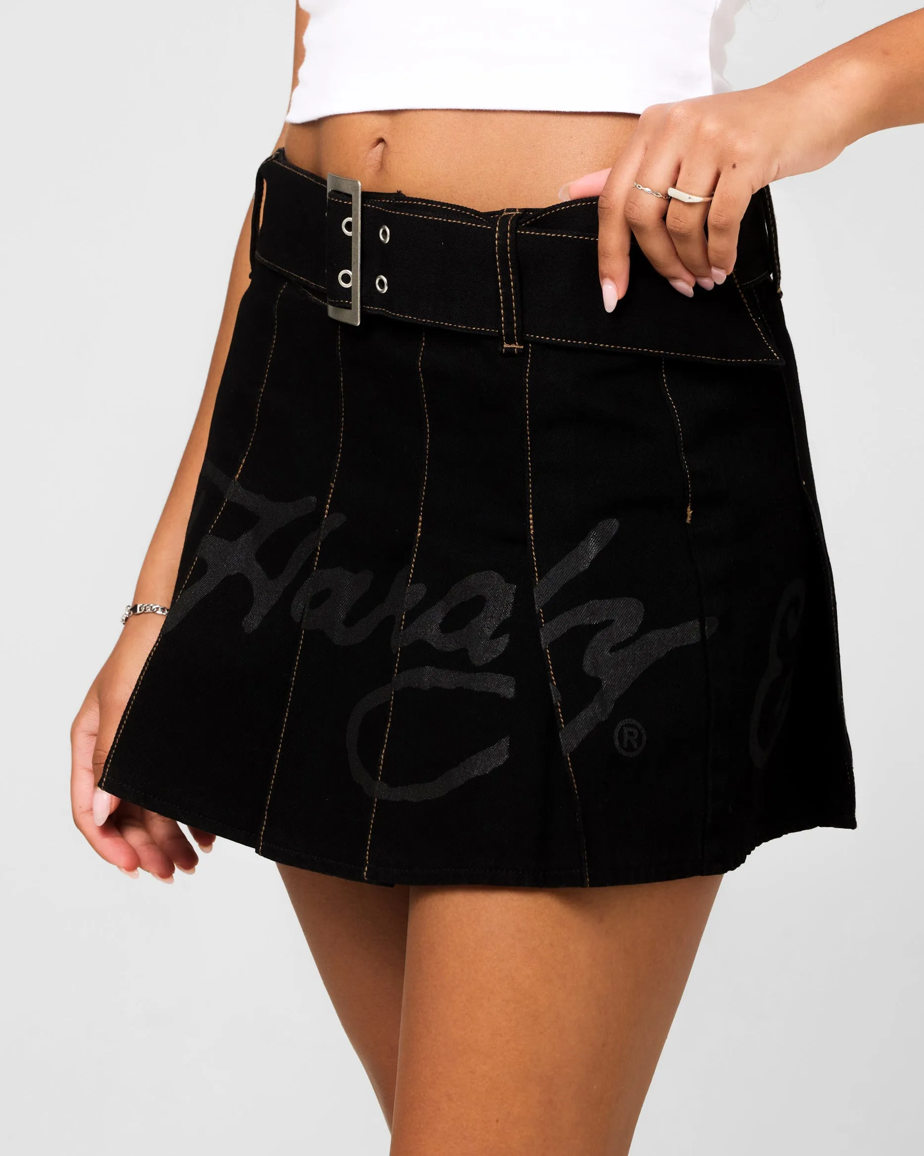 Ed Hardy Damen Plissee Denim Minirock Gewaschen Schwarz