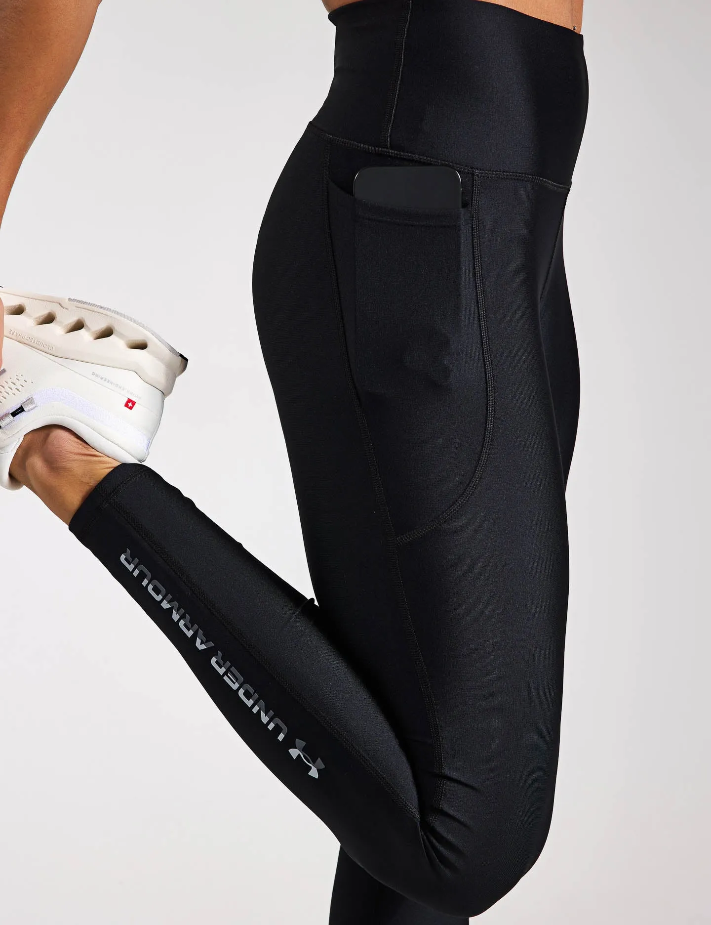 UA Tech Branded Leggings - Schwarz/Mod Grau Under Armour Kleidung